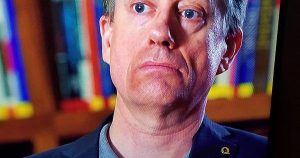 Former NSA senior analyst Thomas Drake wearing a "Q" pin in 9/11 documentary : conspiracy