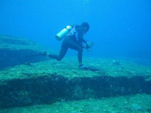 Yonaguni, the Japanese underwater pyramid believed to be over 10,000 years old - AlternativeHistory